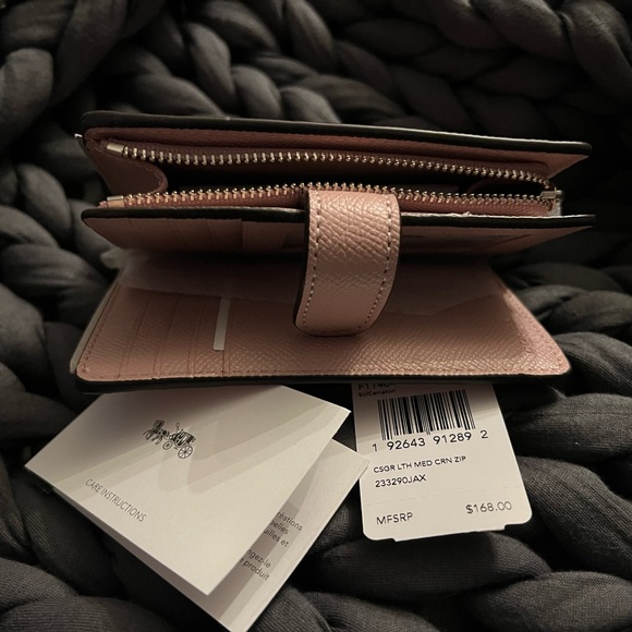 Coach textured leather medium wallet in ballet pink. - Picture 4 of 4